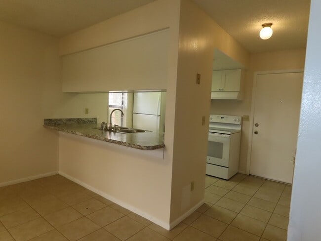 Building Photo - Sunnyside Lakeview 2br/2ba Apartment