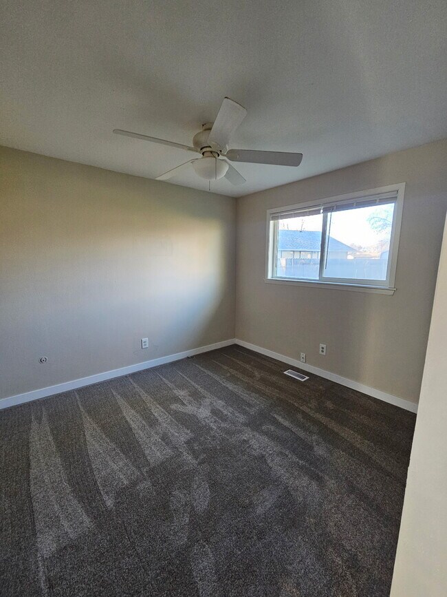 Building Photo - 180 NW Wilson Cir