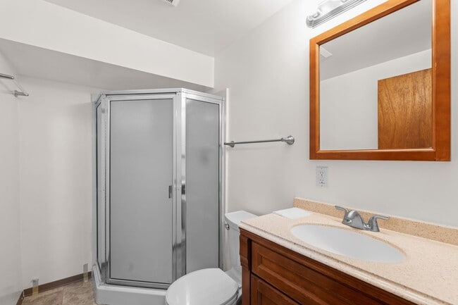 Building Photo - 5 Bed 2 Bath Spacious 3200 sq/ft Lower South Hill brick rancher property