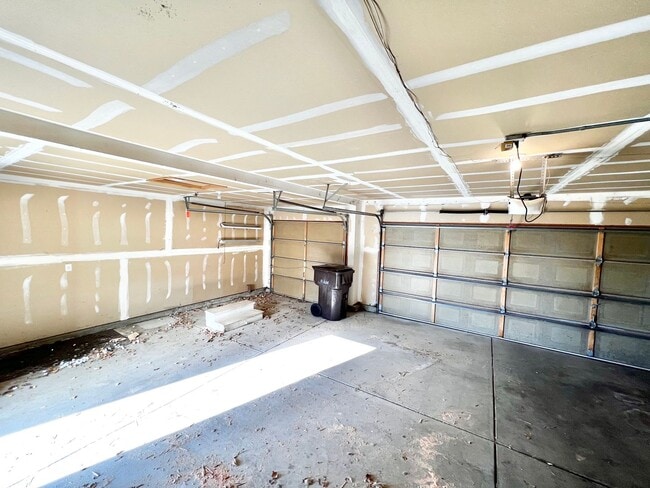 Building Photo - 4 bed, 3 bath Home in Huntington Hills Nei...