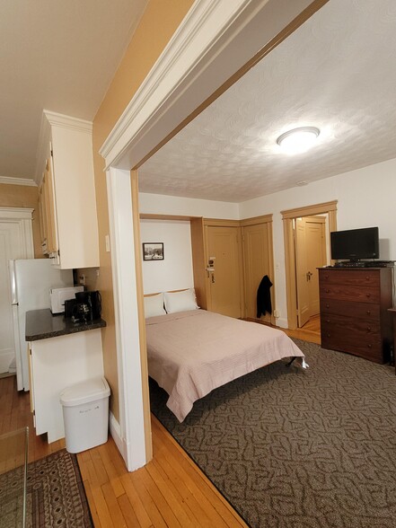 Building Photo - 118 Riverway