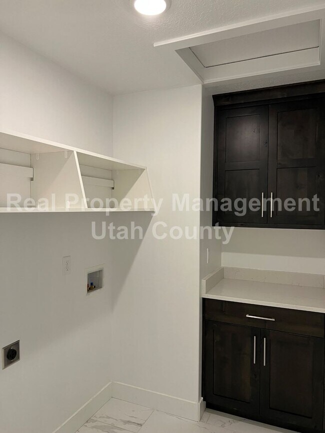 Building Photo - New Lower Price! Cute townhome in Highland