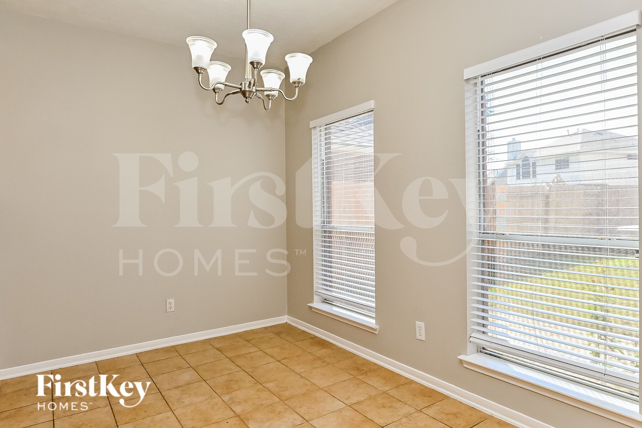 Building Photo - 2558 Doral Dr