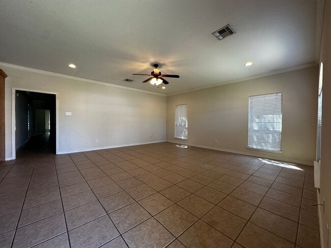 Building Photo - Spacious 5/4 House with Open Floor Plan Near Campus!