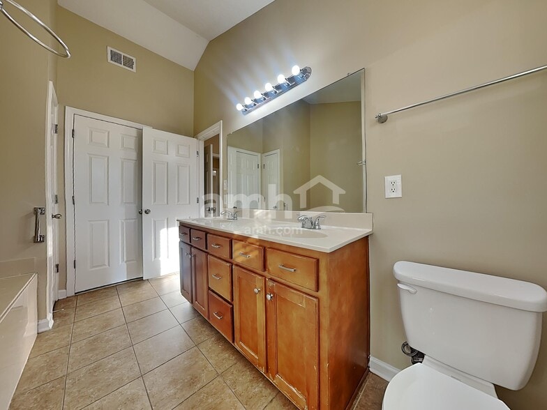 Building Photo - 5961 Appian Way Cv