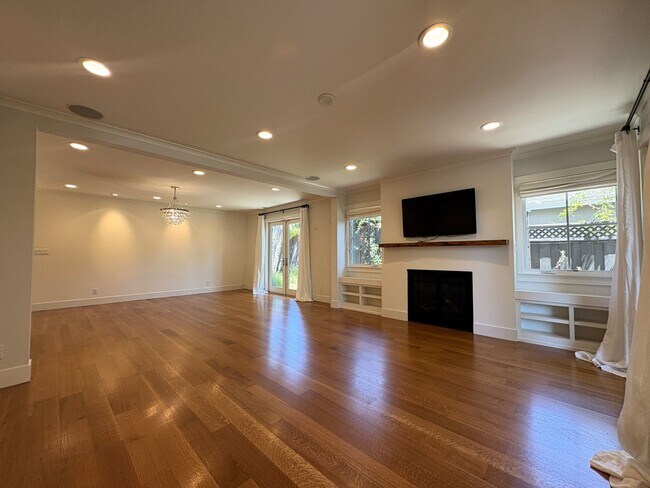 Building Photo - Spacious 5BR/3.5BA Palo Alto Home with Gourmet Kitchen & Large Backyard