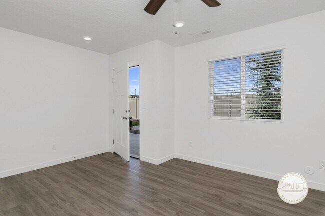 Building Photo - Gorgeous Townhomes in Entrata Farms of Meridian. Luxurious Amenities!