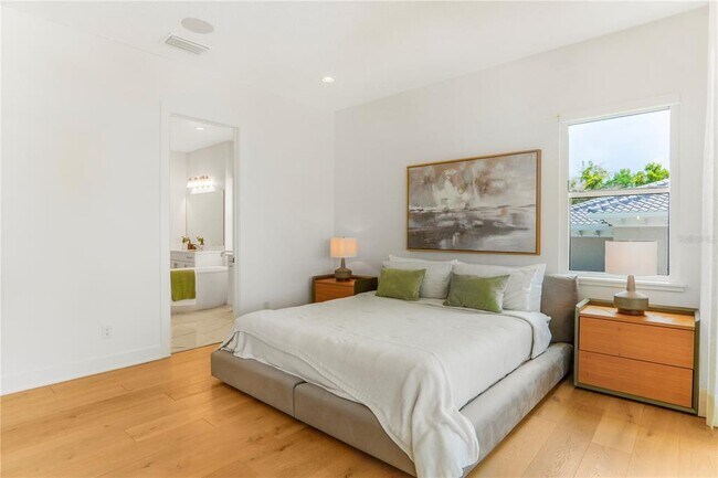 Building Photo - 15023 Pendio Dr