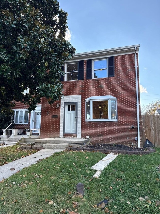 Primary Photo - Beautiful 3 Bedroom 2 Bath House In Parkville