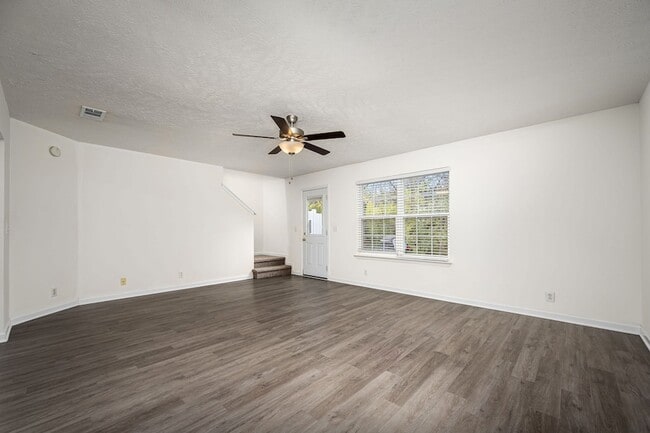 Building Photo - 4910 Laura Jeanne Blvd