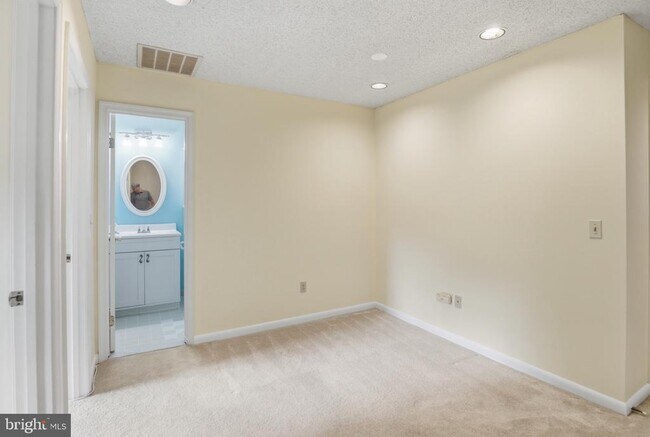 Building Photo - 428 Crane's Roost Ct