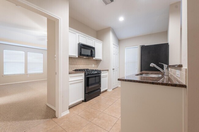 Building Photo - 918 Memorial Heights Dr