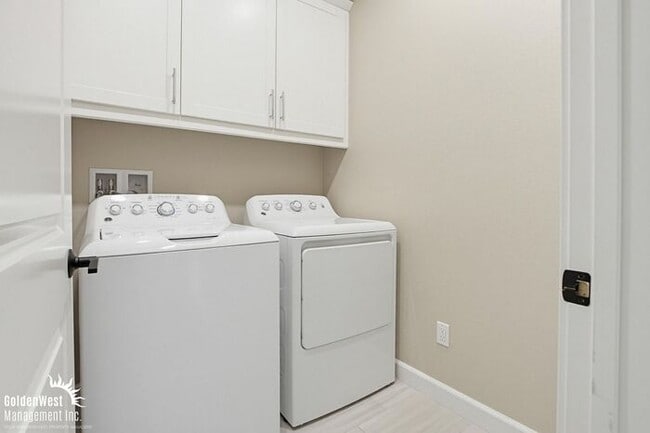 Building Photo - Bright & Modern 3Bdm 2Ba Townhome in Vista!