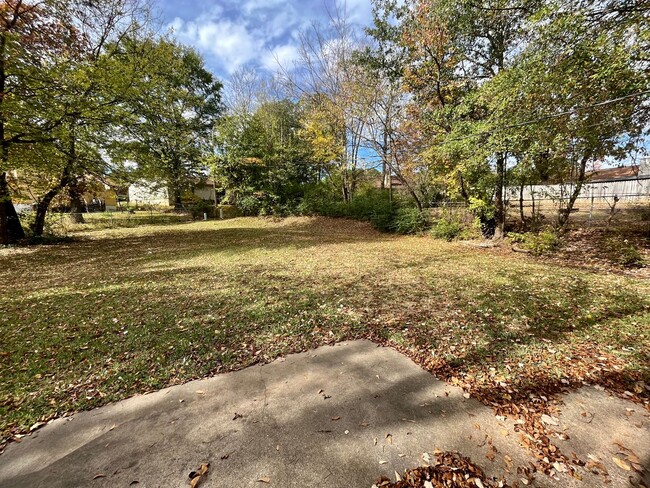 Building Photo - Beautiful 3 Bedroom 2 Bath Home