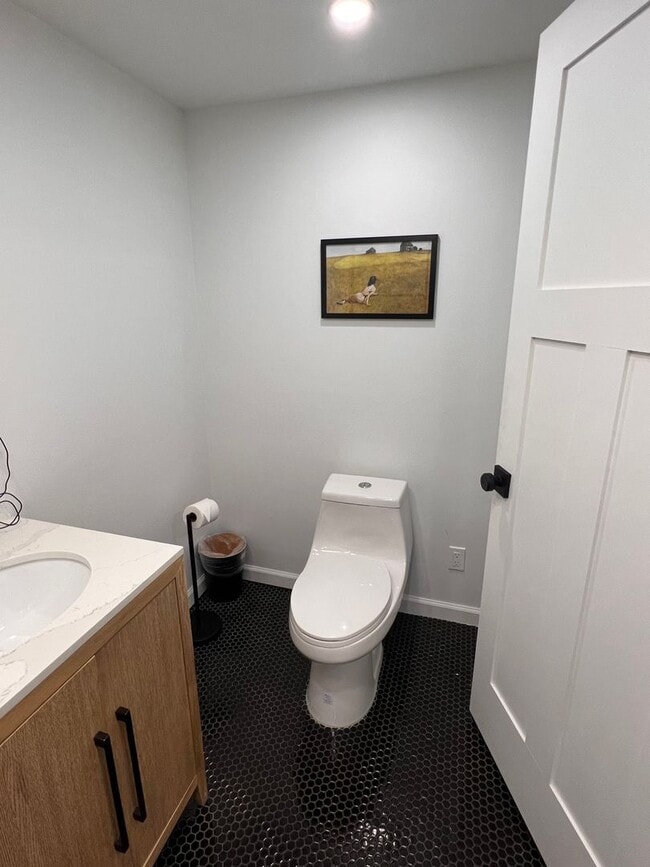 Building Photo - Mt Baker lower unit 2 bed and 1 bath next to it all!