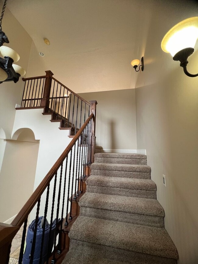 Building Photo - MONTH TO MONTH LEASE ONLY. Beautiful Custo...