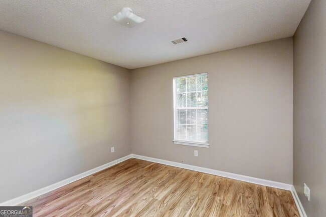 Building Photo - 120 Lakefront Dr