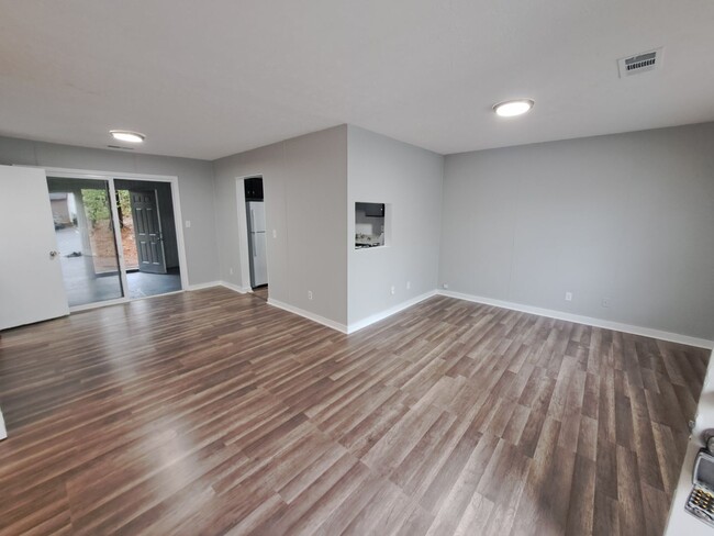 Building Photo - Newly Remodeled 2Bed/2.5Bath Townhome For ...