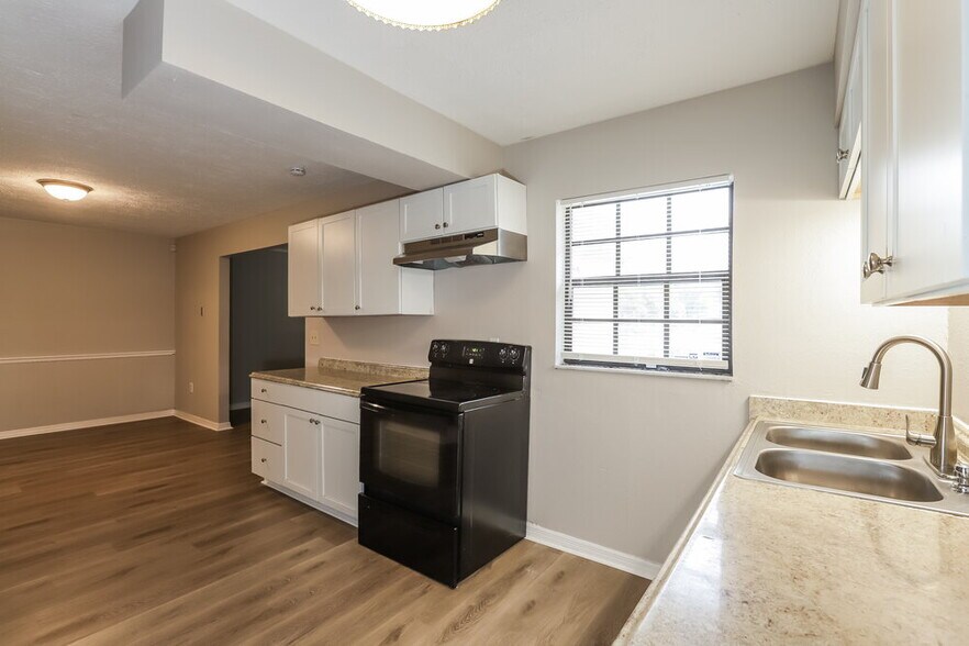 Building Photo - 717 Ponderosa Dr E