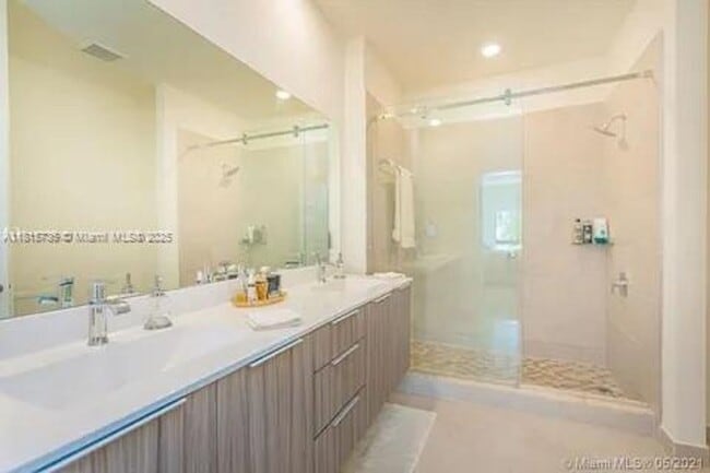 Building Photo - 4725 NW 85th Ave