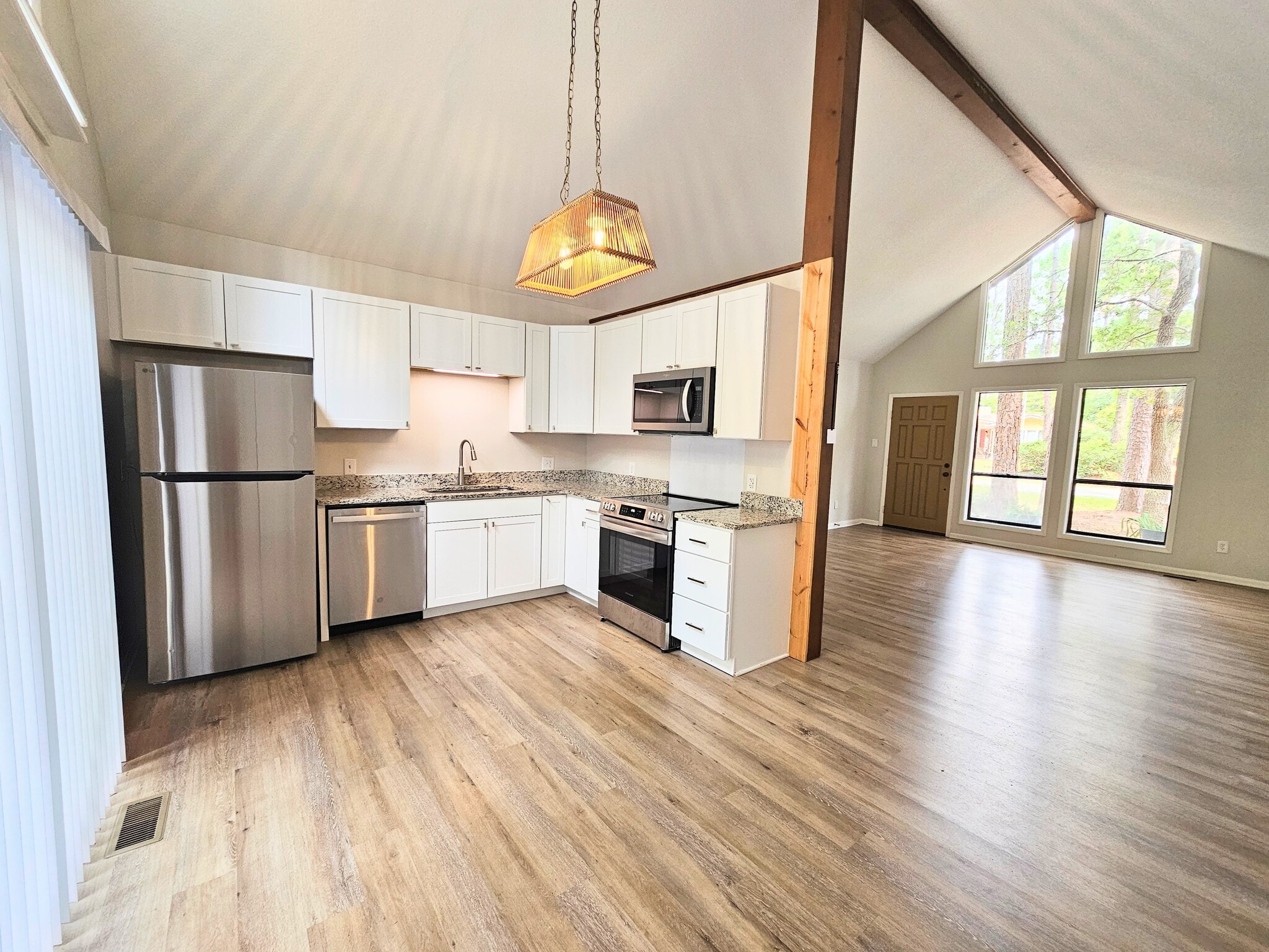 Building Photo - 9 E Pine Ct
