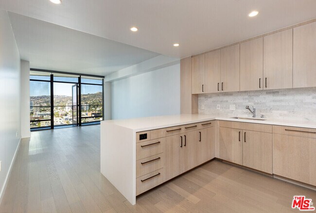 Building Photo - 1755 Argyle Ave