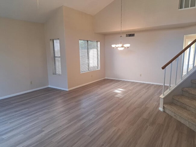 Building Photo - 1443 E Vaughn Ave