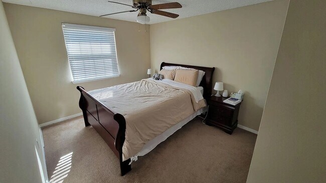 Building Photo - Spacious 4-bedroom, 3.5-bathroom townhome ...