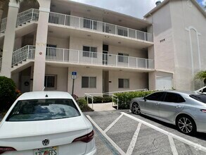 Building Photo - 5016 Rose Hill Dr