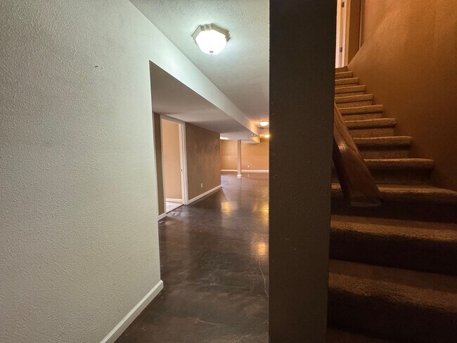 Building Photo - Beautiful spacious home in Waynesville