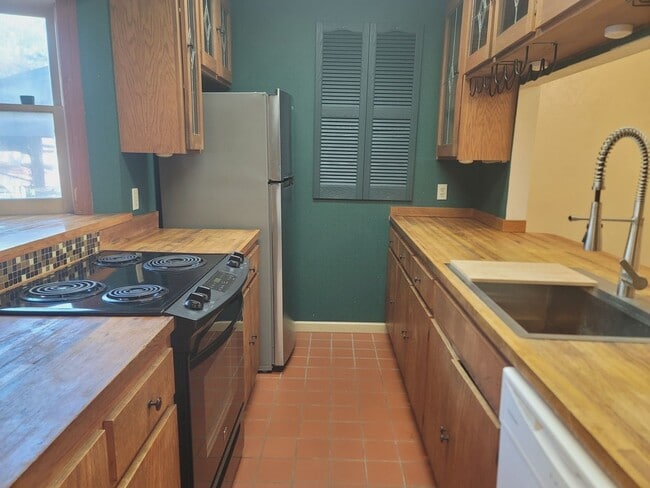 Building Photo - MIDTOWN 2/2.5 w/ Large Fenced Yard, Deck, Washer/Dryer, & Huge Bedrooms! Avail NOW for $1495/month!