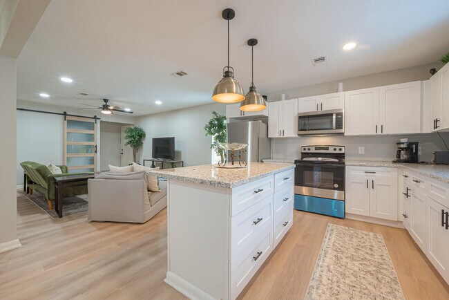 Angle View - 2908 Baer St