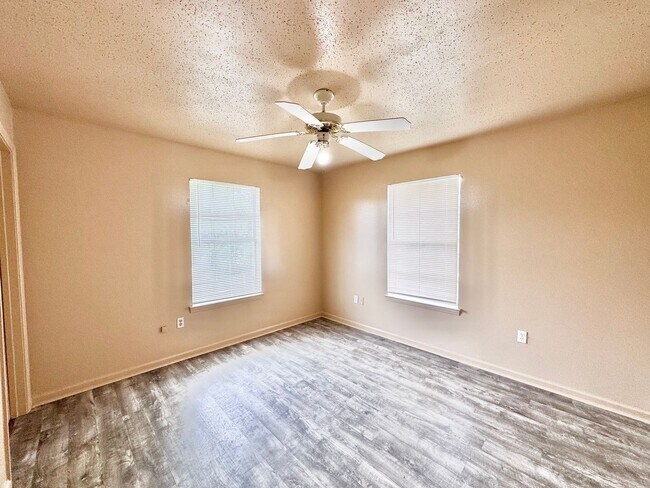 Building Photo - Three Bedroom Apartment with Spacious Dining and Living Area