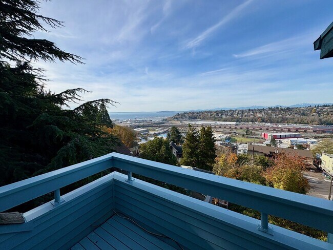 Building Photo - SKIRVIN TRIPLEX