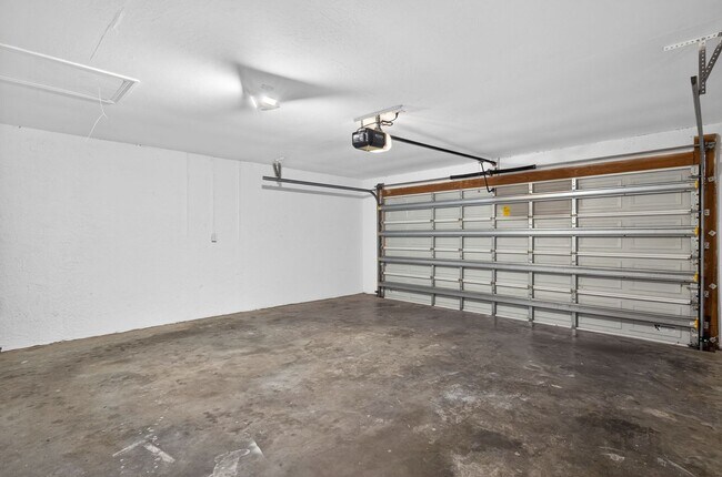 Building Photo - 2 Bedroom 2 bath Oversized Duplex with 2 Car Garage