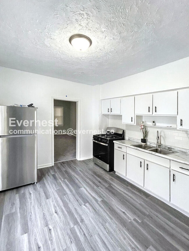 Building Photo - 1079 E 68th St