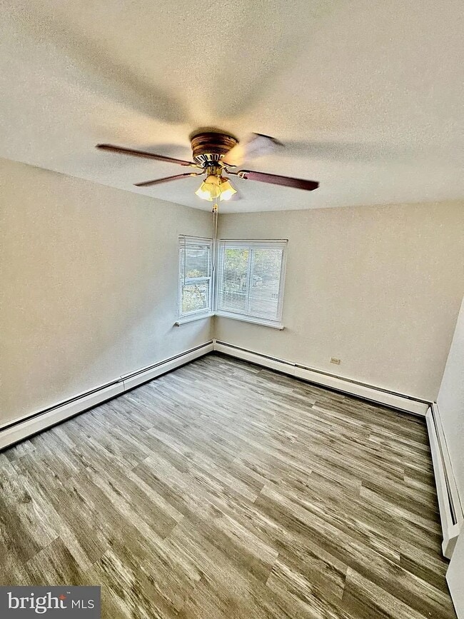 Building Photo - 602 E Maple St