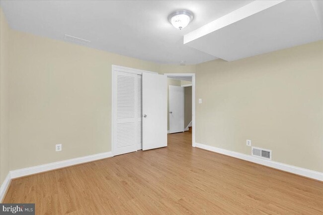 Building Photo - 664 S Greenbrier St