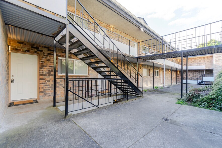 Building Photo - 2850 15th Ave W
