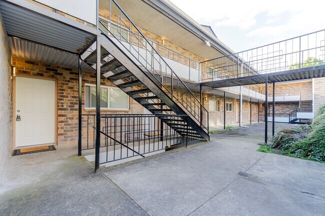 Building Photo - 2850 15th Ave W