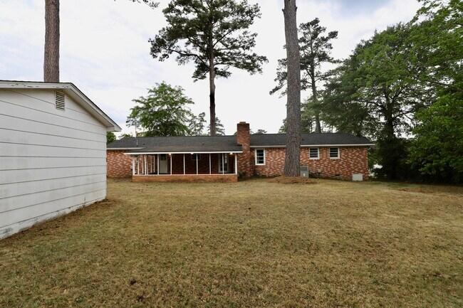 Building Photo - 1912 Dominion Dr