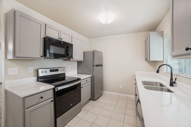 Building Photo - NEWLY-REMODELED 3-BEDROOM HOME IN HERITAGE SUBDIVISION