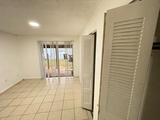 Building Photo - 226 6th Jpv St