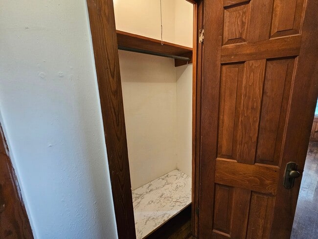 Building Photo - Ready for immediate move in! 2bed 1 bath a...