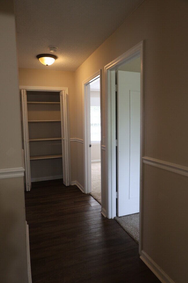 Building Photo - 214 Oakleaf Dr