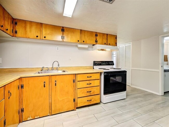 Building Photo - 313 Jessica St N