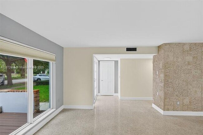 Building Photo - 537 Menendez Ave
