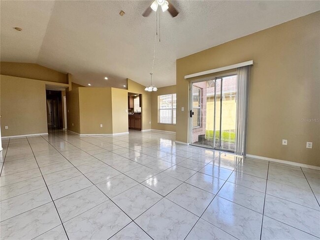 Building Photo - 2619 Spring Hill Dr