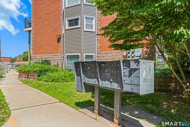 Building Photo - 136 Maple Ave