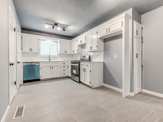 Building Photo - 14008 Gateway Dr